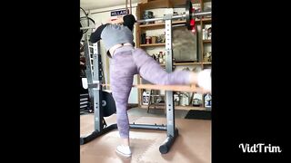 BIG ASS TEENS Working out at Home in Quarantine ! Colegialas Culonas