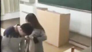 某中学老师”和“美女”学生的教室门