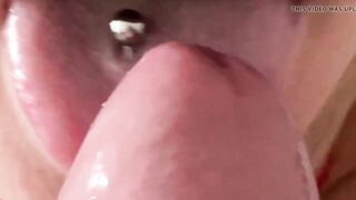 Close up lekker pijpen met een piercing