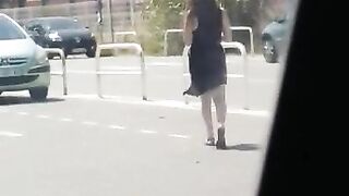 Il se fait sucer par une pute dans sa voiture