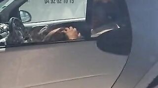 Il se fait sucer par une pute dans sa voiture