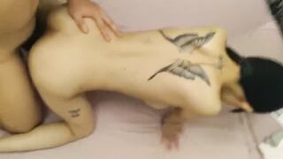 纹身美女被猛干，前后加口交 - RealMilfDates.com