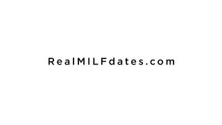 纹身美女被猛干，前后加口交 - RealMilfDates.com