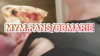 MILF Mange Une Pizza Au Sperm