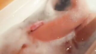 Magnifique MILF Française Qui Se Fait Jouir Rapidement Dans Son Bain Sur Snap!