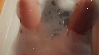 Magnifique MILF Française Qui Se Fait Jouir Rapidement Dans Son Bain Sur Snap!