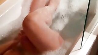 Magnifique MILF Française Qui Se Fait Jouir Rapidement Dans Son Bain Sur Snap!