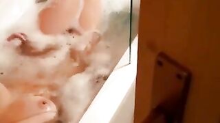 Magnifique MILF Française Qui Se Fait Jouir Rapidement Dans Son Bain Sur Snap!