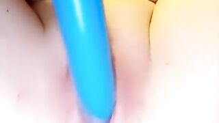 MILF CREAMS ON VIBRATOR