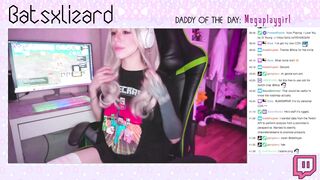 Twitch Streamer Megaplaygirl got Naked while Playing League of Legends Fucking while still Online