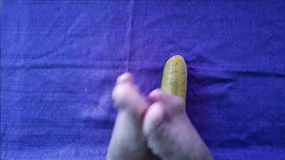 Masturbando un pepino con los pies