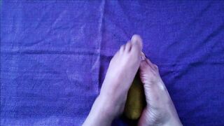 Masturbando un pepino con los pies