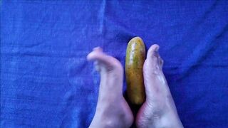 Masturbando un pepino con los pies