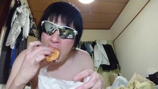 (07/03)eating a a hamburger while drinking beer