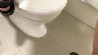 Asian girl got a quick creampie in the outdoor shop toilet