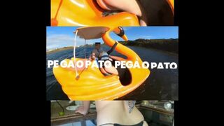 Ninfetinha transnado no pedalinho no meio da lagoa