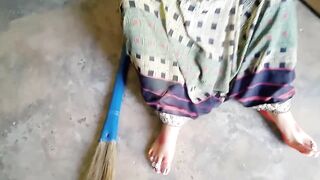 DESI KAAMWALI NE JHADU SE HI APNI CHUT KI BHUK MITAYI Ft. YOUR BIJLI