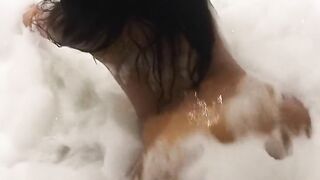 Latina en el jacuzzi delicioso con su botella sexi sumisa encantadora morbosa perrita domable ven a darme mi lechita