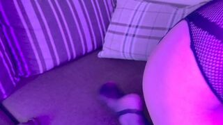 Slender bitch simultaneously blows herself with vibrators in her pussy and ass and jerks off her cli