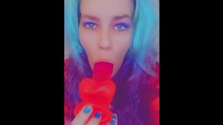 Sucking my dildo ????