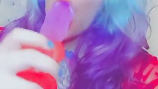 Sucking my dildo ????