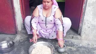 Pakistani House Wife atta gundhty hue Sex