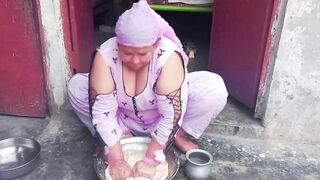 Pakistani House Wife atta gundhty hue Sex