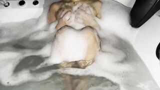 Horny I masturbate in the jacuzzi