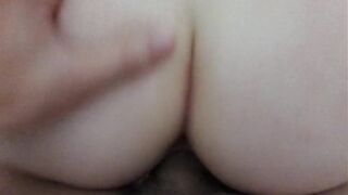 Sa chatte trempée est irrésistible!! J'éjacule sur son gros cul - French Amateur Couple POV